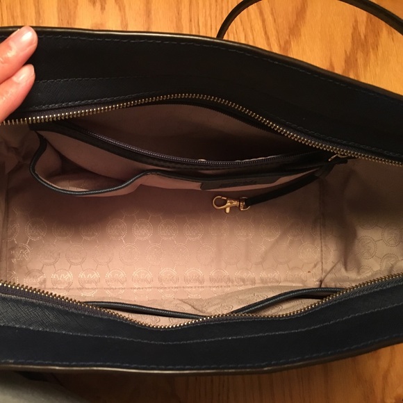 Michael Kors purse - Picture 3 of 4