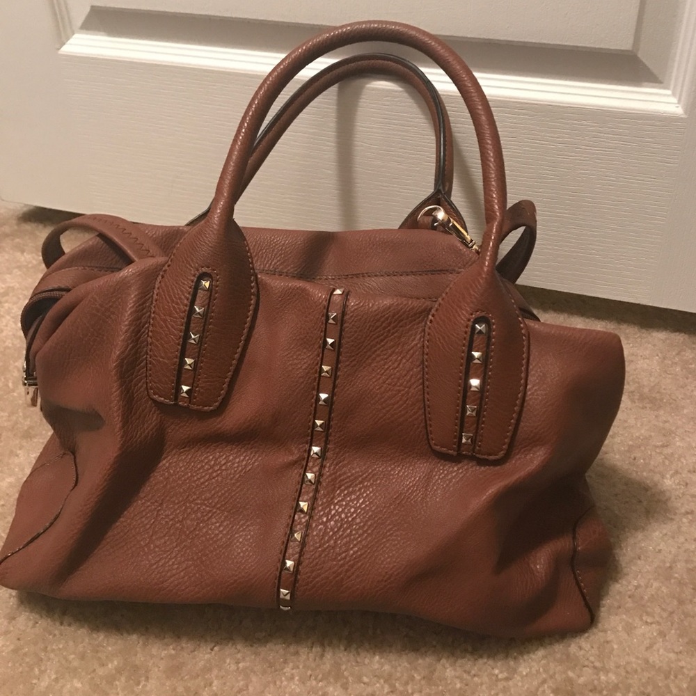 Tan bag, barely worn, excellent condition