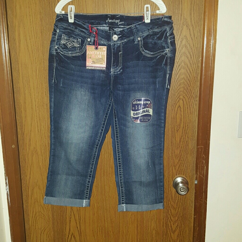 BNWT Amethyst Crop Capri!!!