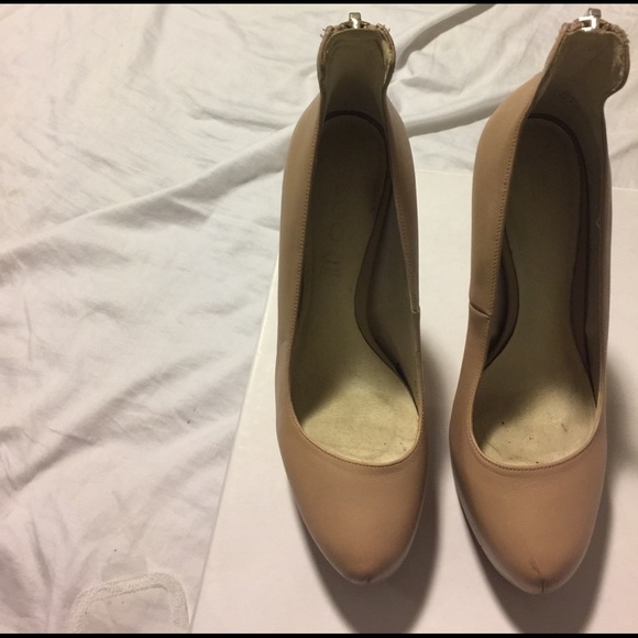 ALDO Nude pump heels with gold big zipper backing - Picture 1 of 3