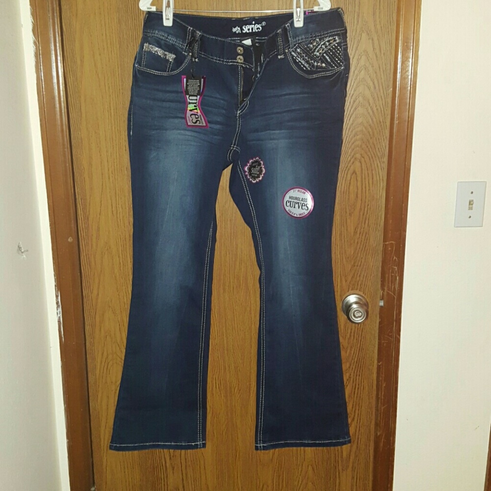 BNWT Short & Sexy Curves Embellished Jeans!!