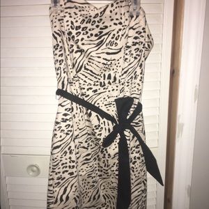 Beautiful form fitting H&M strapless print dress