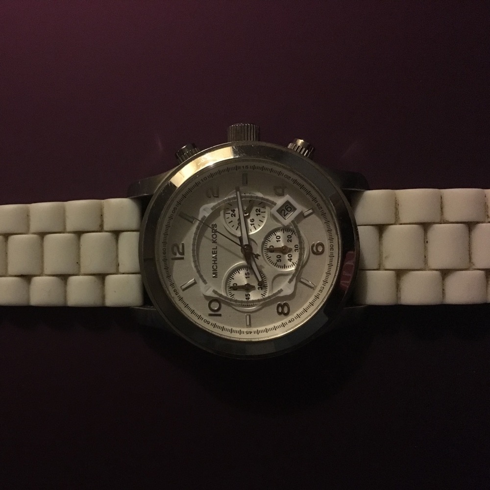 Preowned Michael Kors White Silicone Watch MK8134
