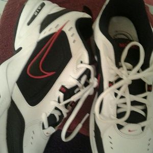 Men's Nike tennis shoes