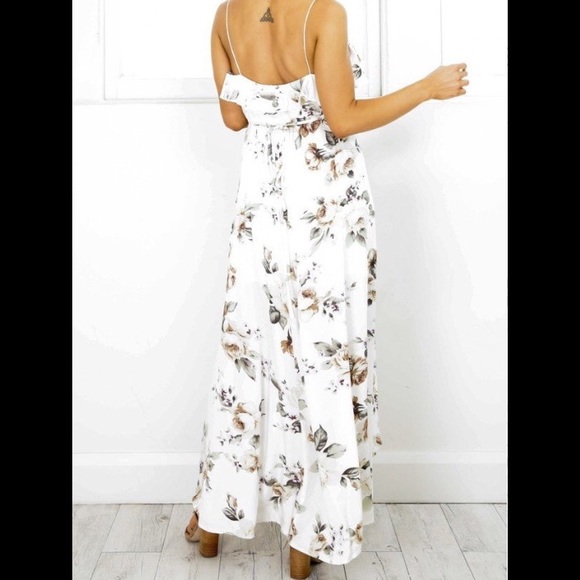 White showpo maxi dress in white floral - Picture 3 of 3