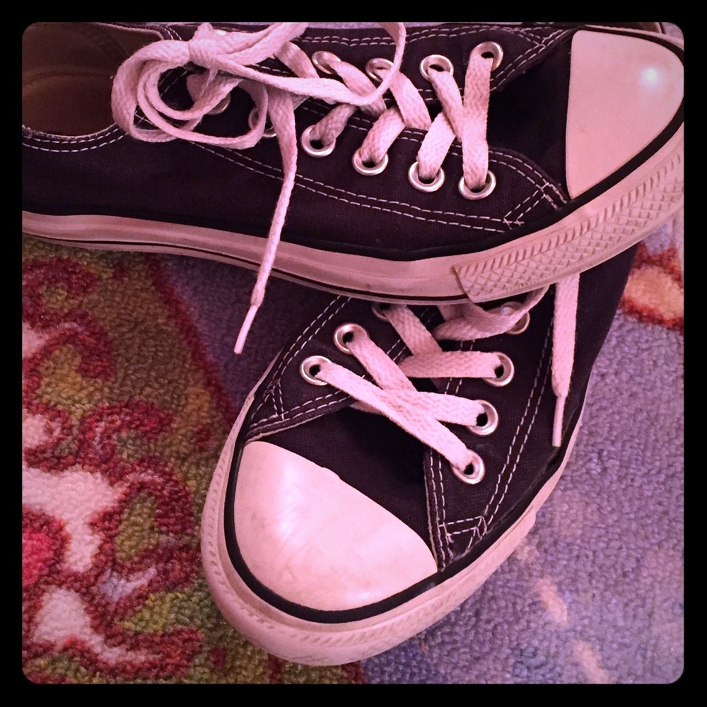 Black low top converse