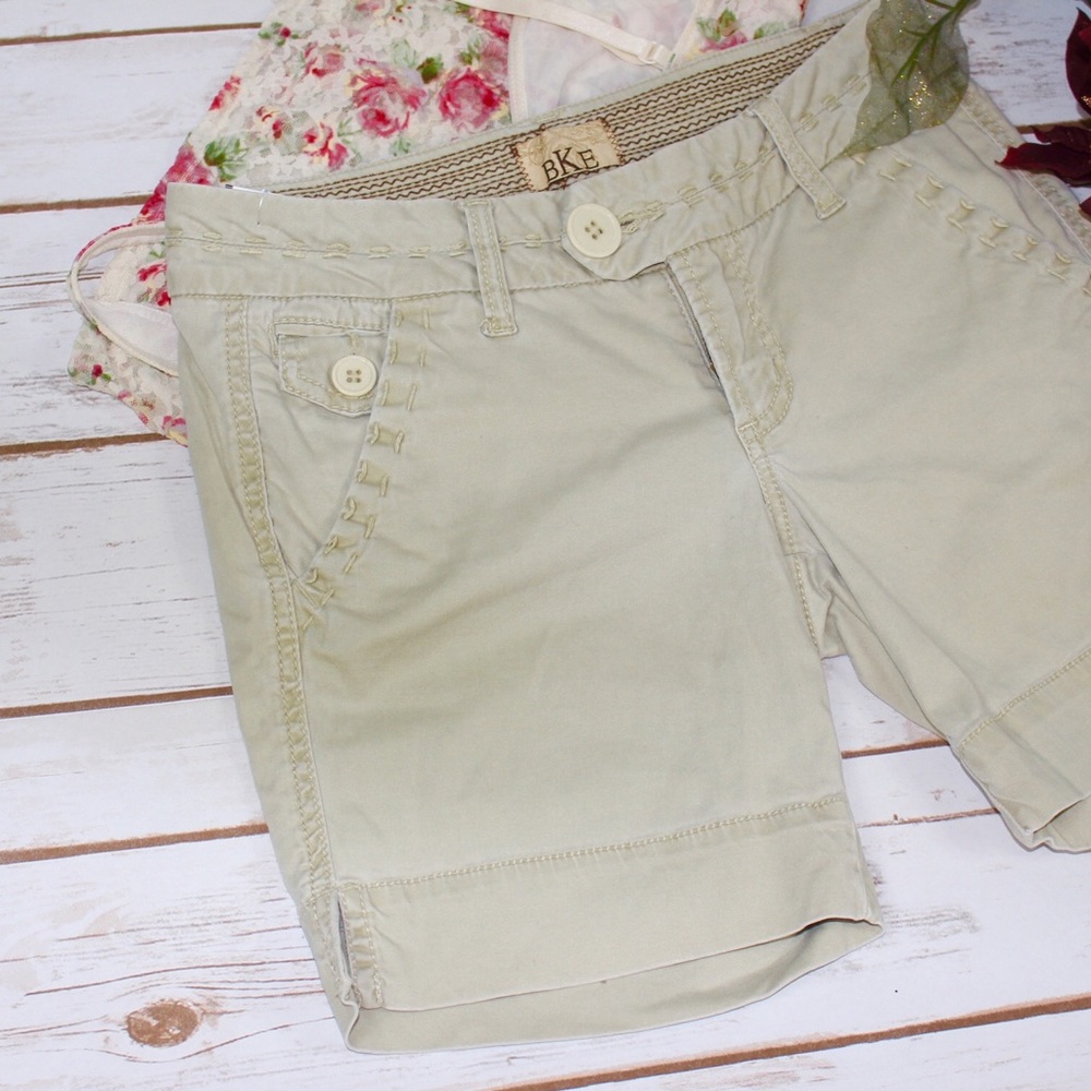Buckle khaki shorts