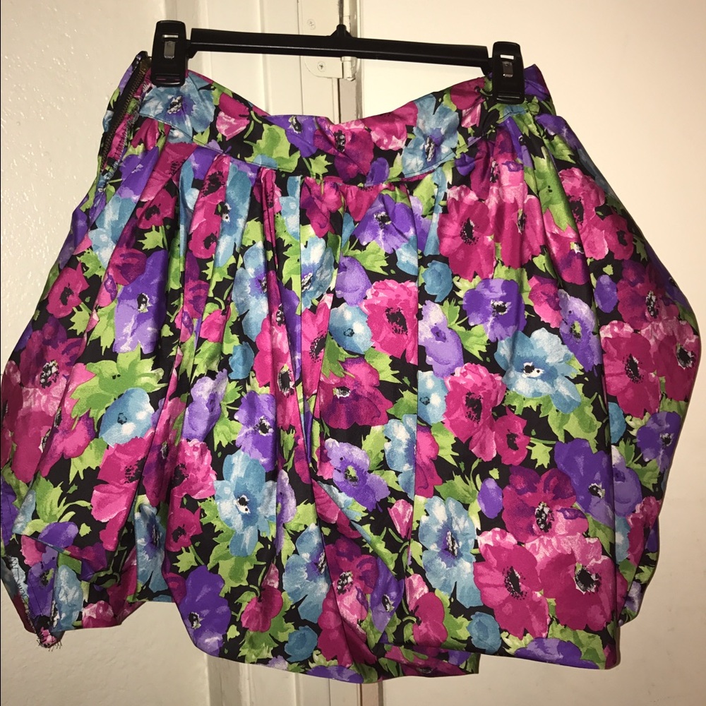 Teen or women's flowery Skirt.