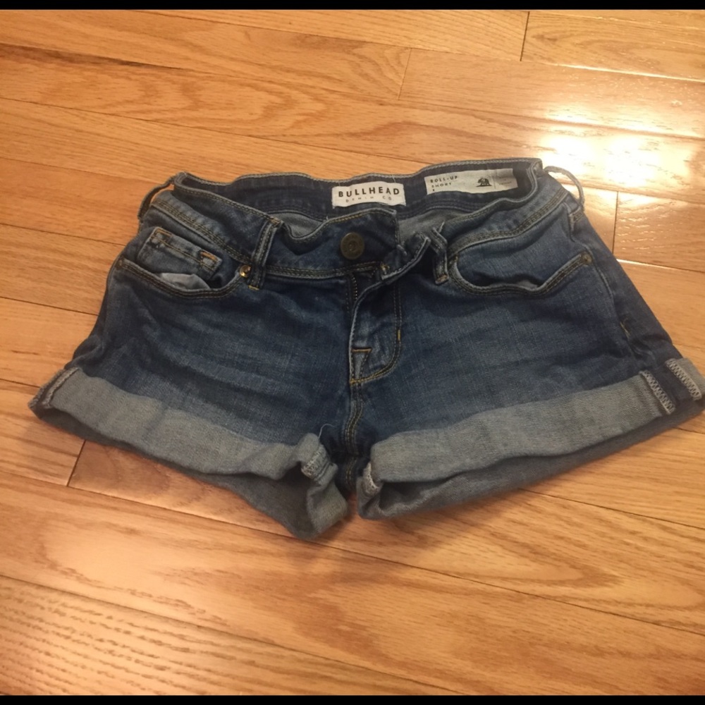 Bullhead brand low rise jean shorts