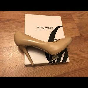 Nine West nude colored high heels. Size 9 1/2