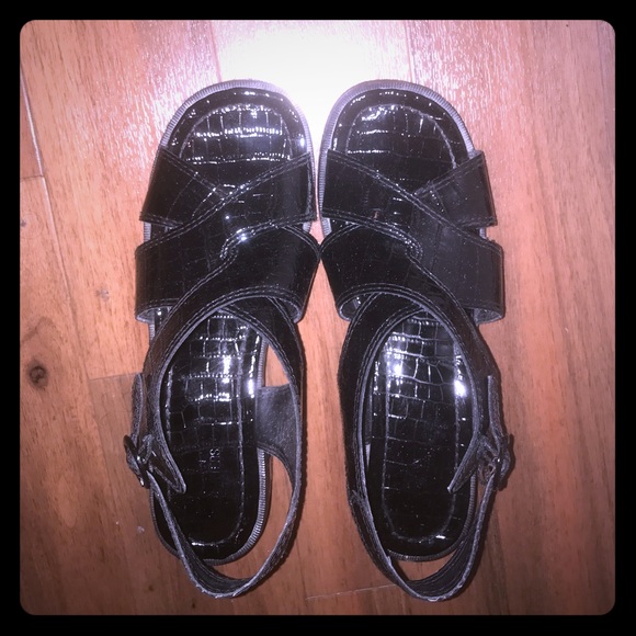 Crocodile pattern black sandals - Picture 1 of 3