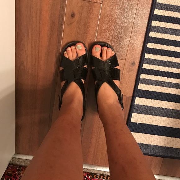 Crocodile pattern black sandals - Picture 2 of 3