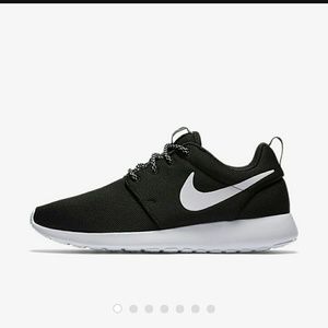 Nike womens roshe one shoes