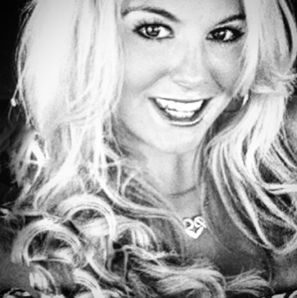 Meet your Posher, Chloe - Picture 3 of 4