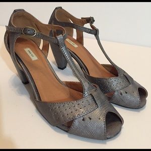 💛Pewter T-Strap Vintage Heels - Like New!