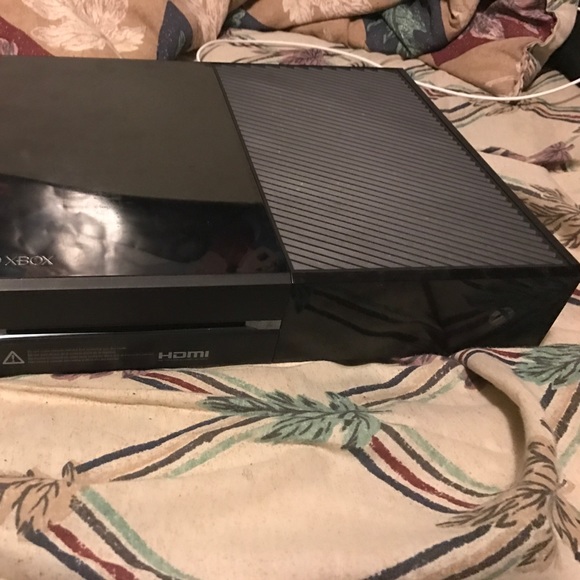 Xbox One 500 GB , One Controller & 4 Games - Picture 2 of 2