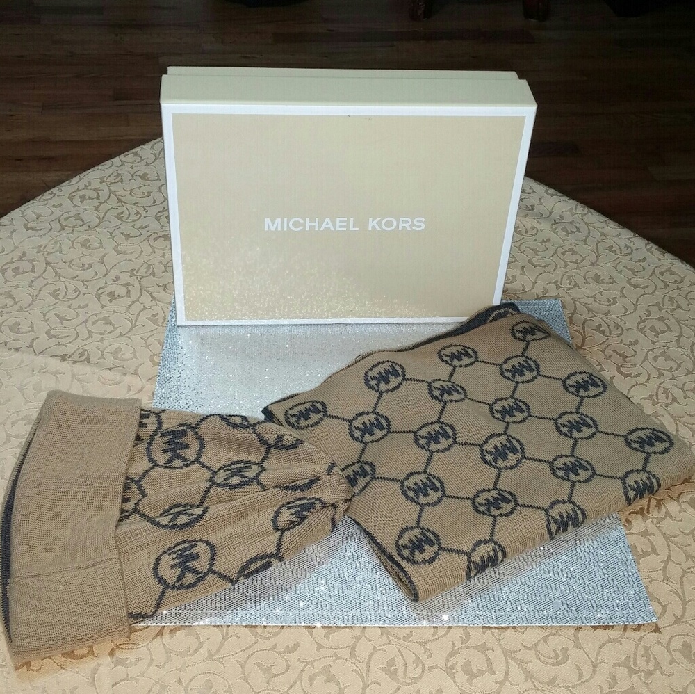 MICHAEL KORS SCARF & BEANIE