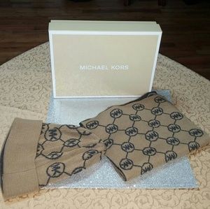 MICHAEL KORS SCARF & BEANIE