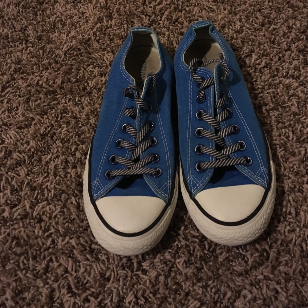 Dark blue low top converse