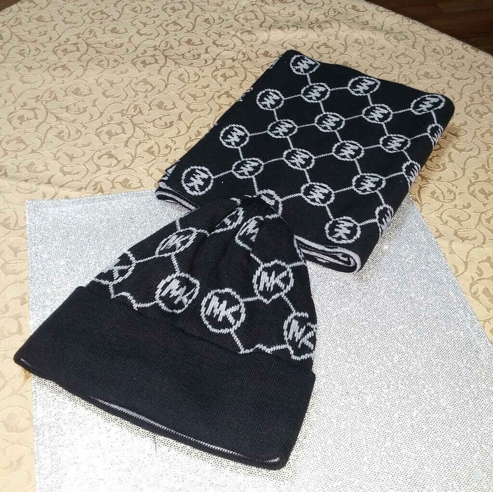 MICHAEL KORS SCARF & BEANIE