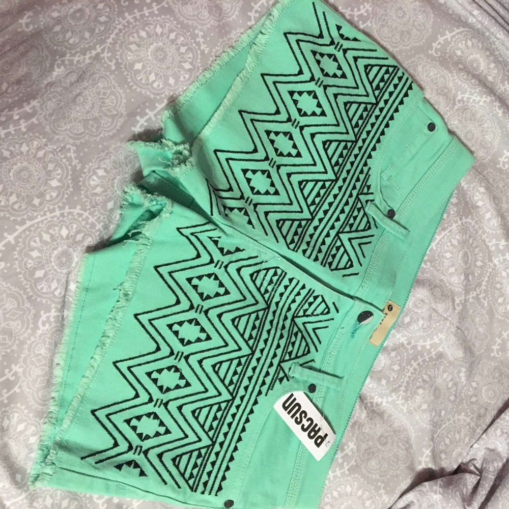 NWT Green tribal print Roxy shorts