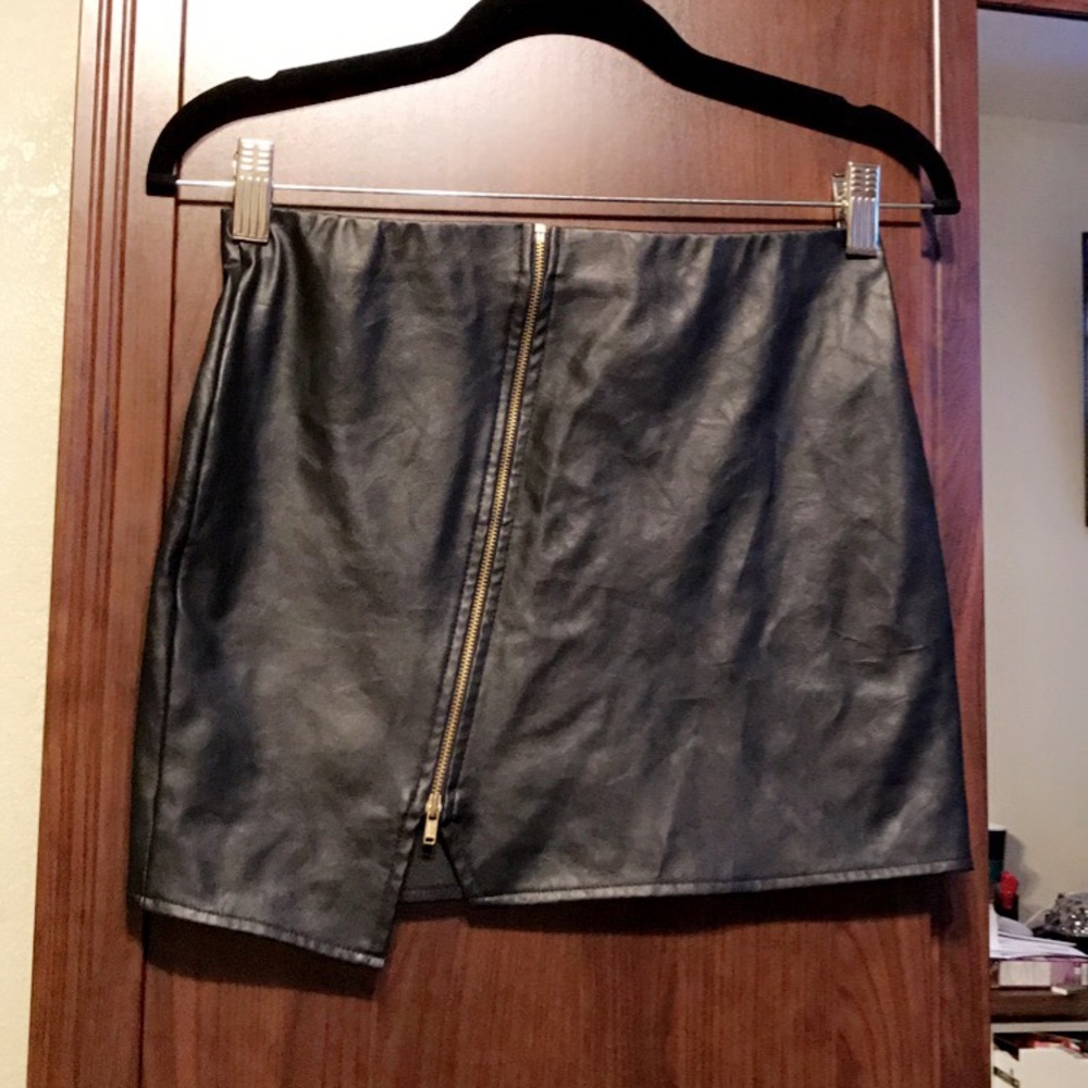 Super sexy black leather skirt