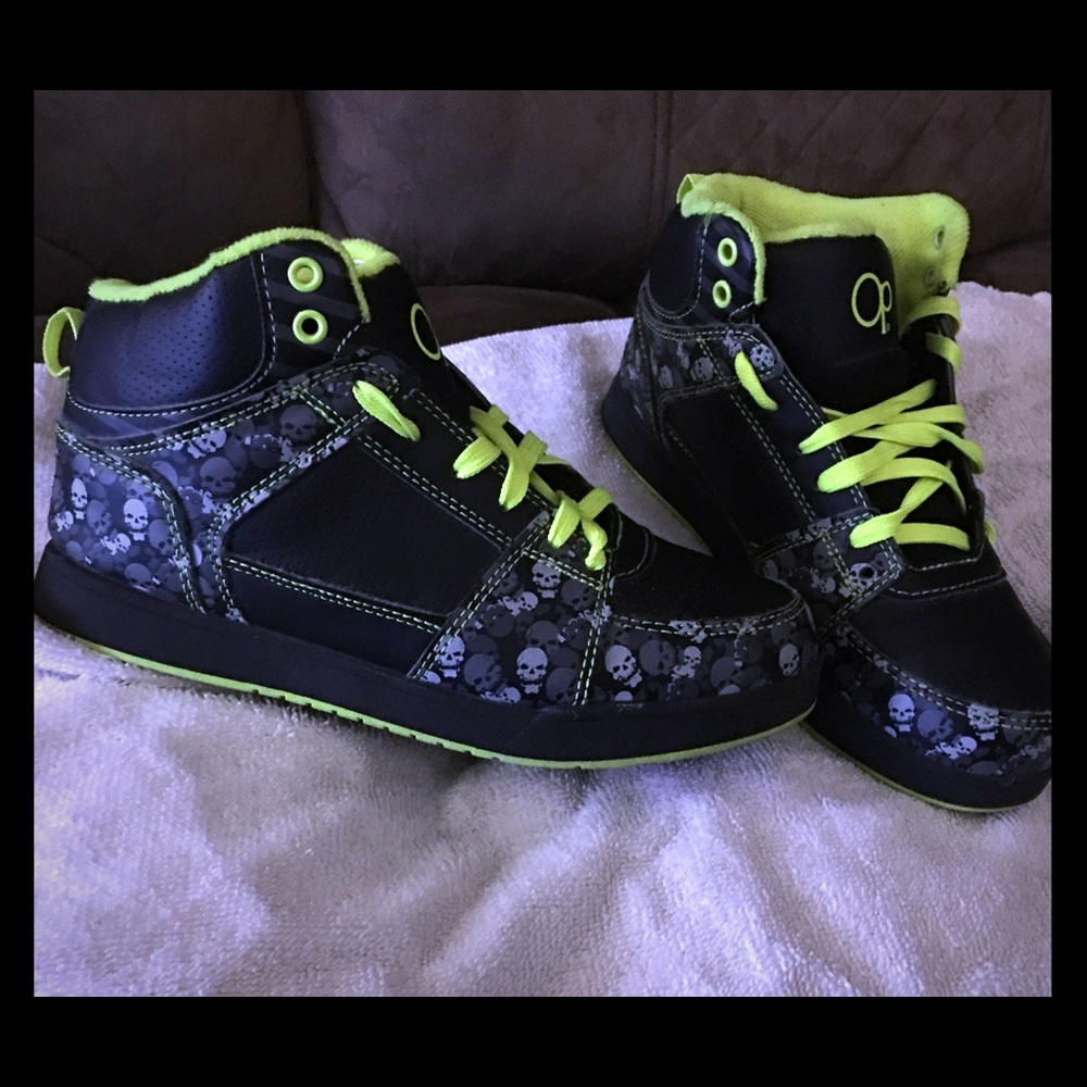 LIKE NEW SHOES BOYS SIZE 4