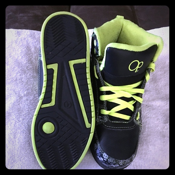 LIKE NEW SHOES BOYS SIZE 4 - Picture 2 of 2