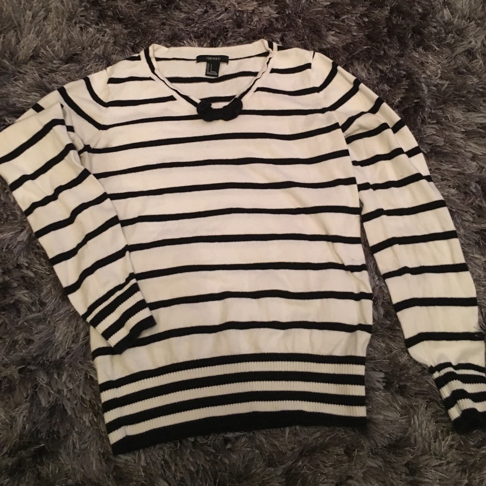 Forever 21 women black and white sweater in S