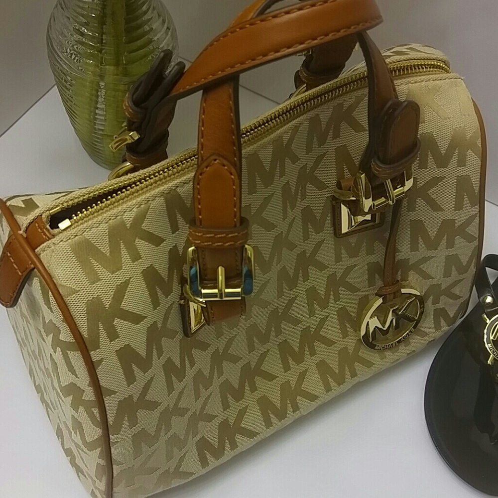 ⚡SOLD ON EBAY⚡Authentic Michael Kors Purse - Picture 2 of 7