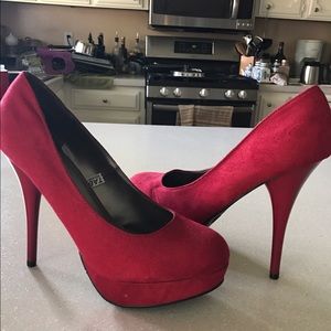 Size 9 Mossimo red Pumps