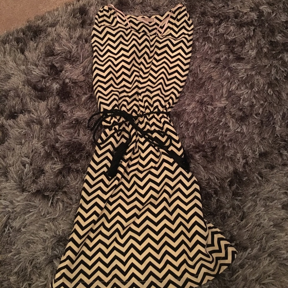 Forever 21 black and white zig zag dress in S