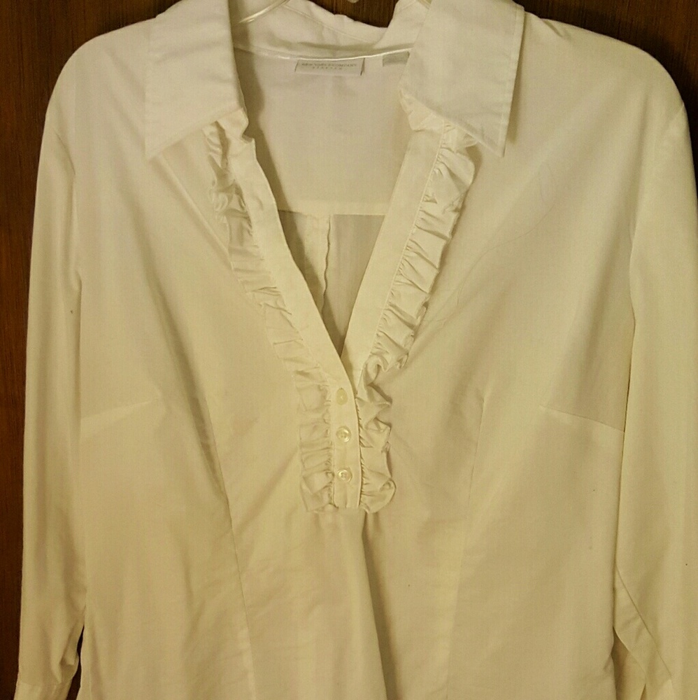 💚 White 3/4 sleeve ruffle blouse 💚