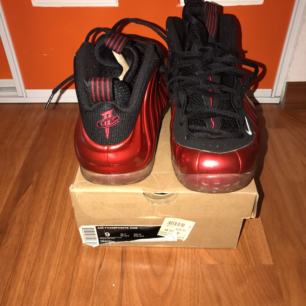 Metallic red foamposites