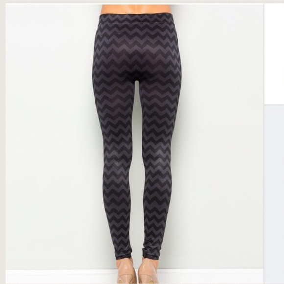 LAST PAIR 🌺HP🌺  CHEVRON seamless leggings - Picture 2 of 2