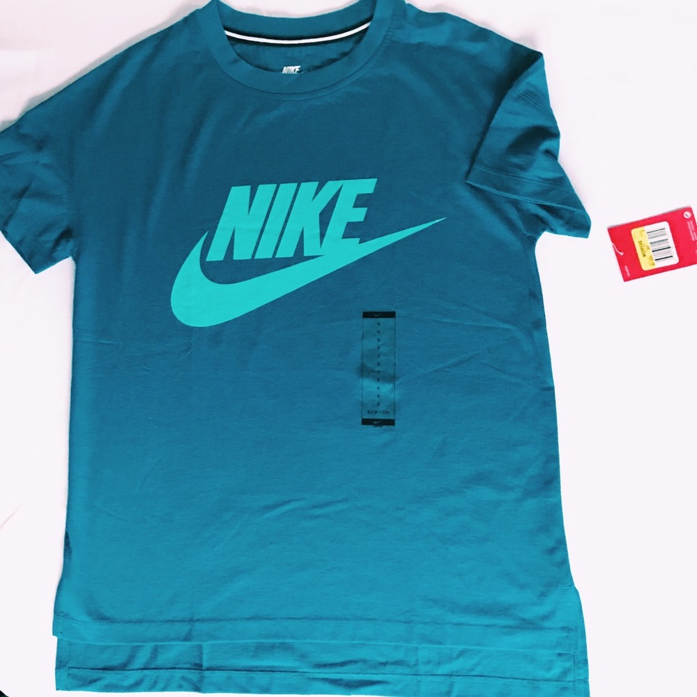 NWT Nike Signal Tee