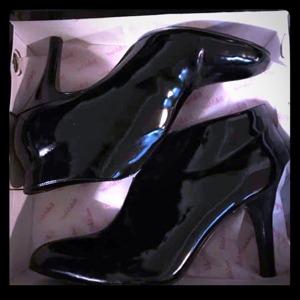 BLACK PATENT ANKLE BOOTIES FITS SIZE 9