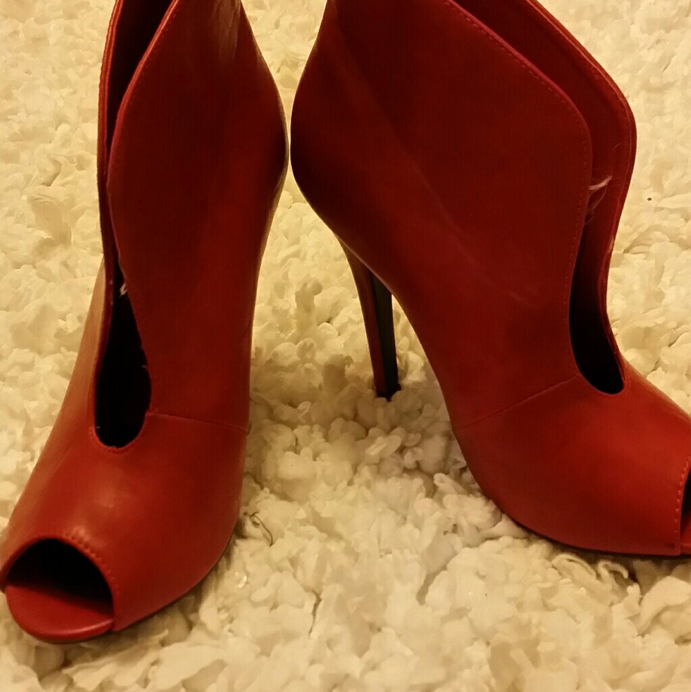 Red shoe bootie