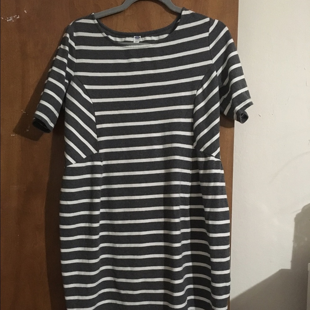 Size M Old Navy maternity dreas