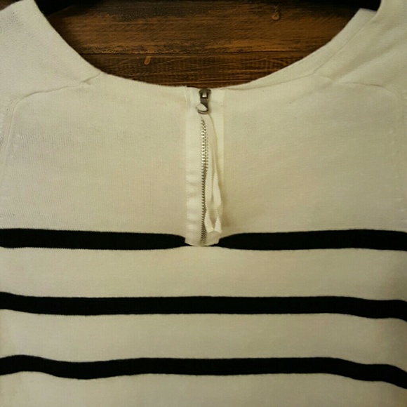 $5 ITEM. Darling little LOFT sweater. MUST BUNDLE WITH TWO OTHER ITEMS - Picture 5 of 7