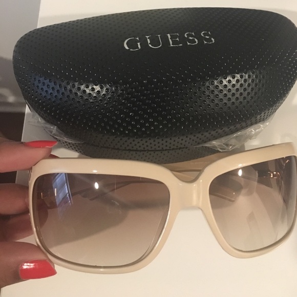Guess Sunglasses - Picture 1 of 6
