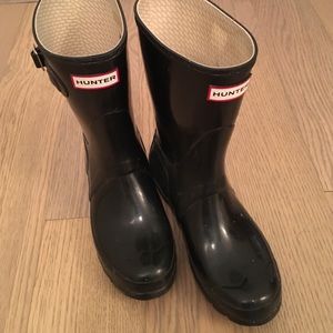 Hunter short glossy black rain boots