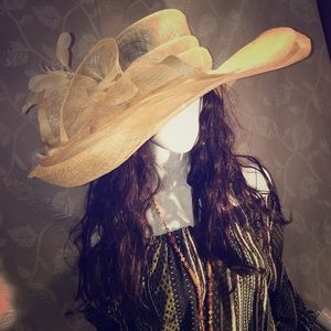 Derby tan with silver hints sun hat in sinamay
