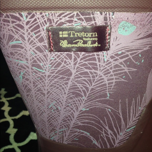 Purple rain boots with a feather detail. - Picture 2 of 3