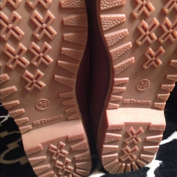 Purple rain boots with a feather detail. - Picture 3 of 3