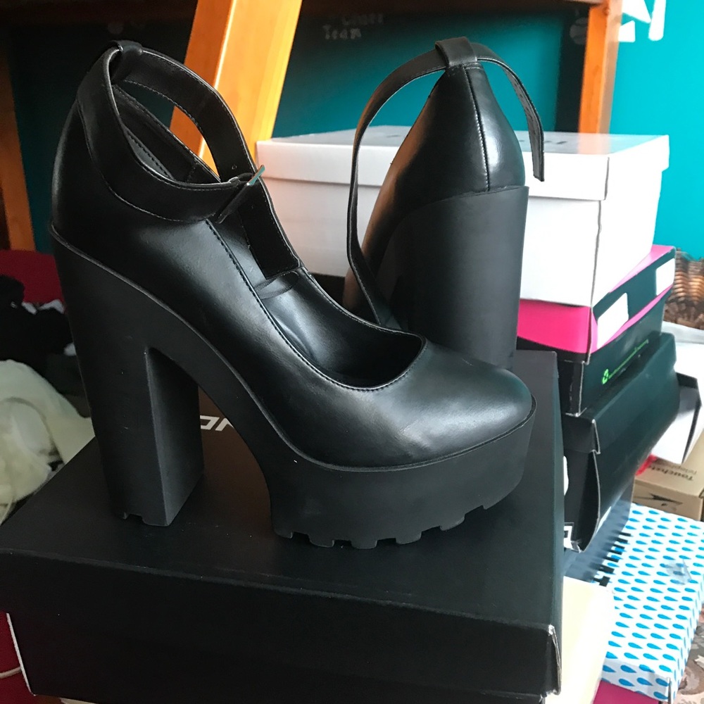 Ankle strap platform