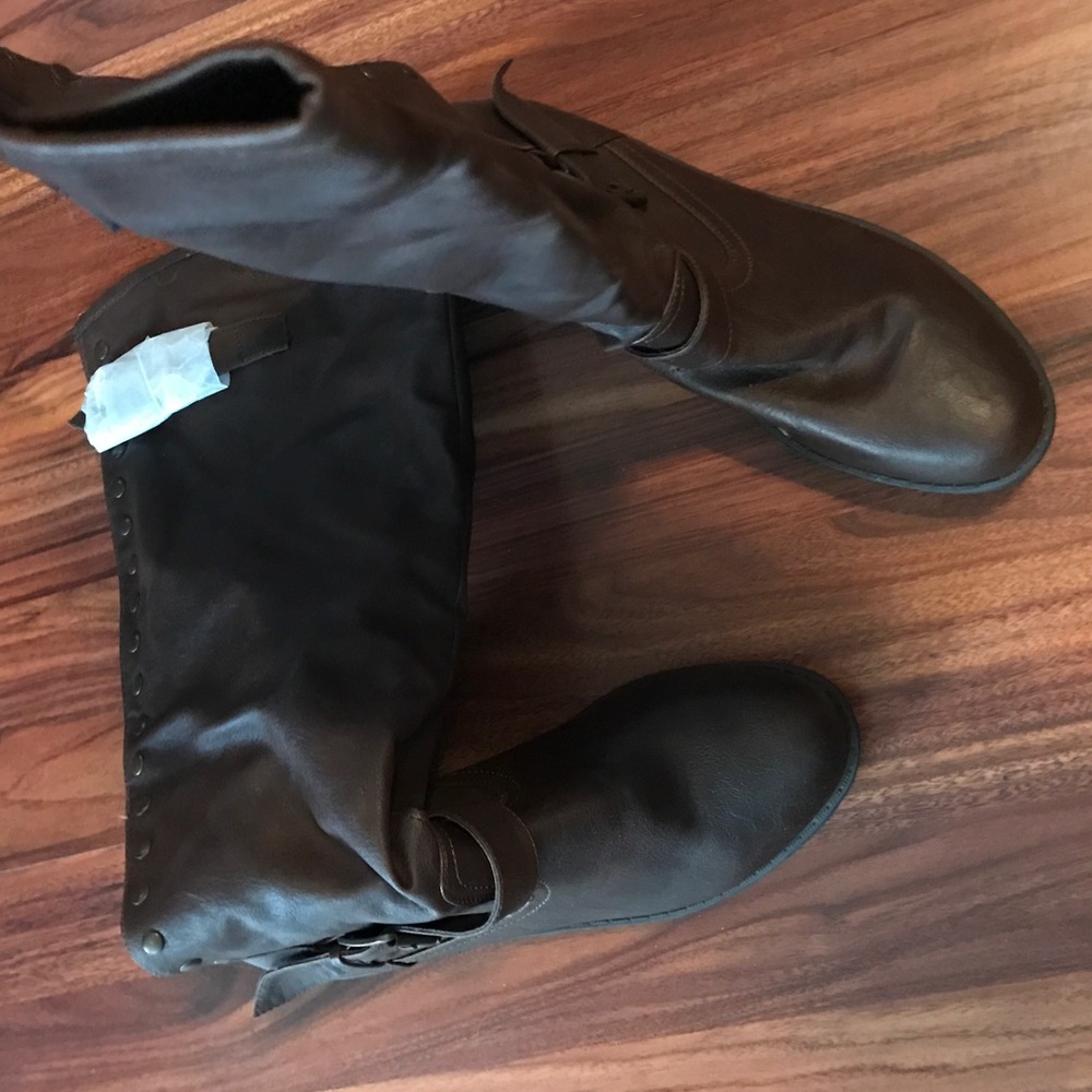 New boots with paper still on it. Beautiful boot!