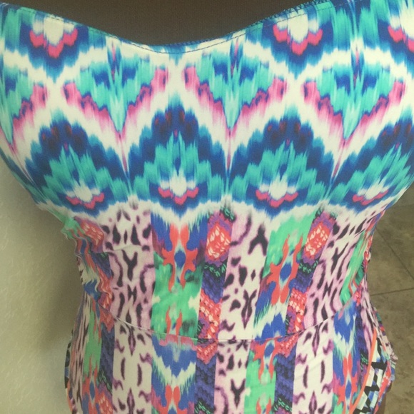 Kenneth Cole Reaction swimsuit - Picture 4 of 4