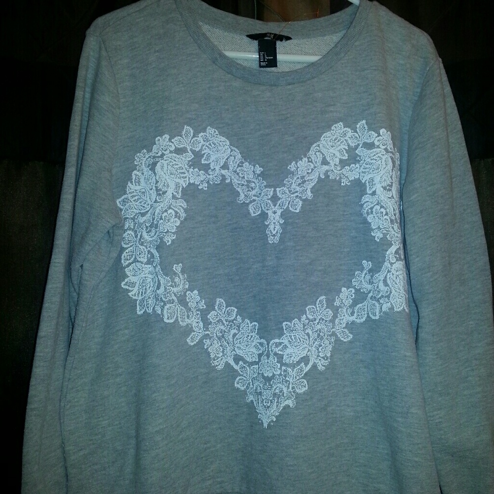 ❌SOLD❌ Cute sweat shirt with heart design.