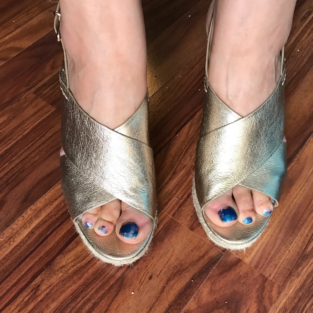Almost new; shining gold wedges with cork heel